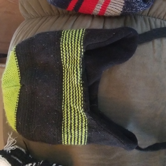 2 winter hats - Picture 4 of 5